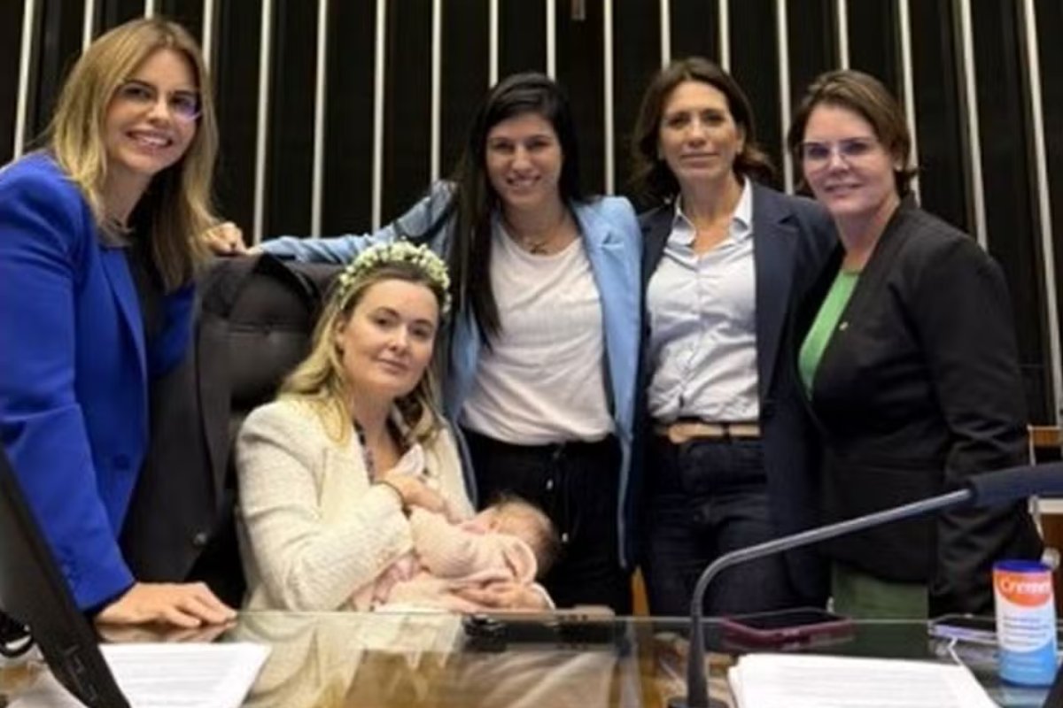 Deputada bolsonarista leva filha bebê para ocupação da Câmara, admite uso de criança como “escudo”, e é acionada no Conselho Tutelar