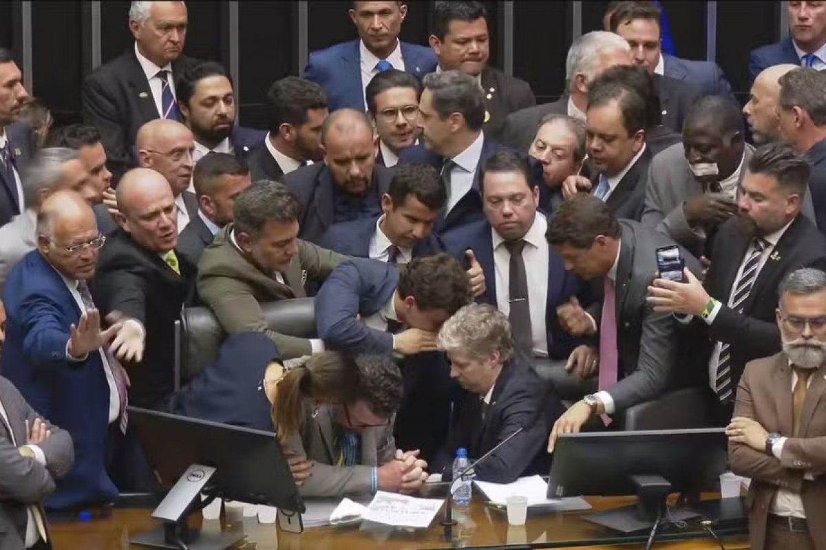 Vídeo: Em meio a motim na Câmara, Hugo Motta foi impedido de sentar na cadeira da Presidência