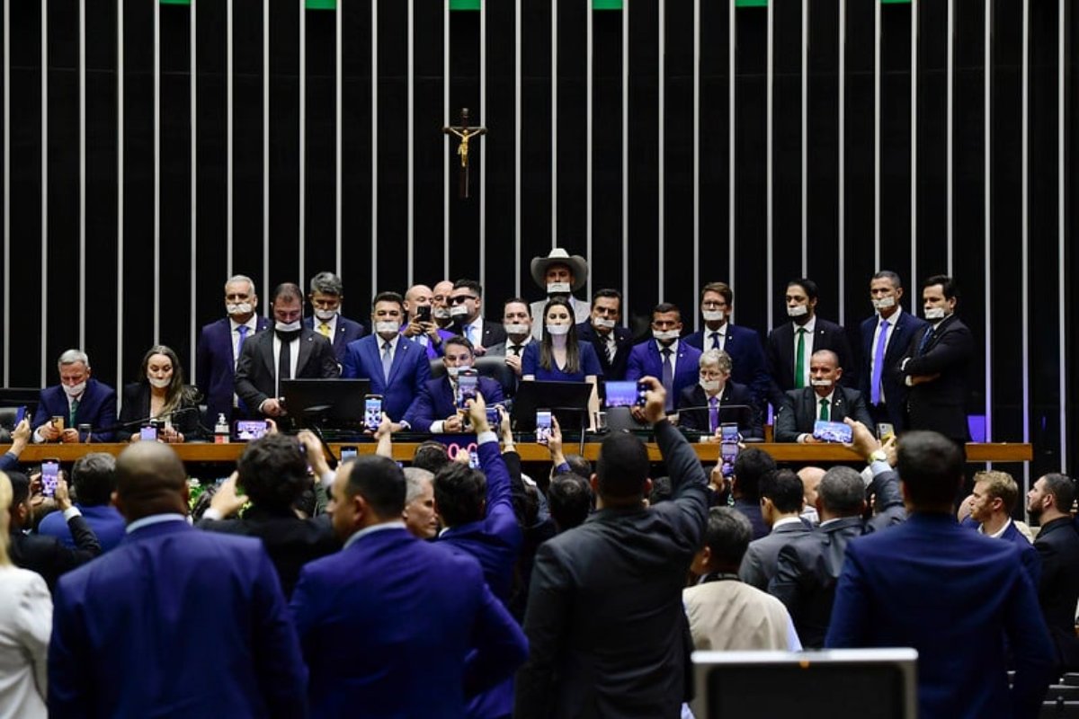 Motta deve debater fim do foro privilegiado com líderes após motim bolsonarista na Câmara