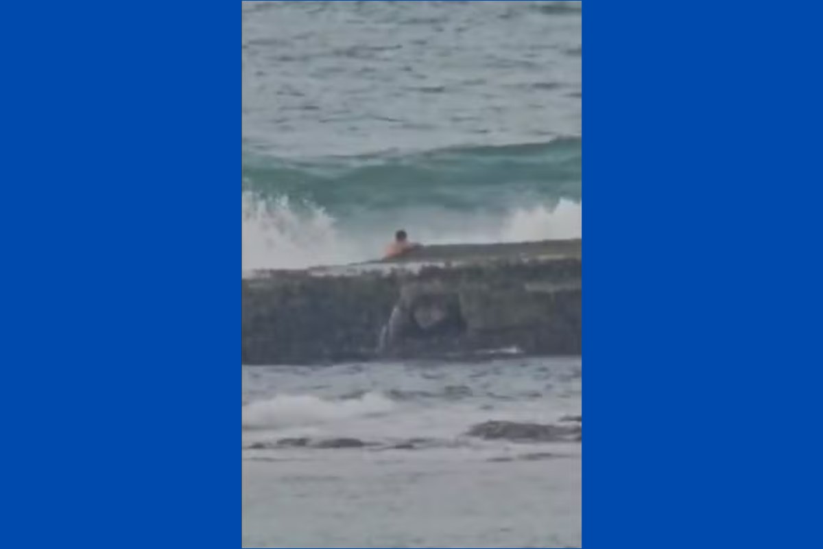 Vídeo: homem fica desaparecido após ser arrastado por ondas em praia na Bahia