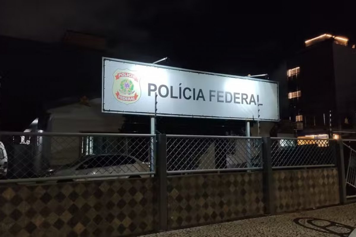 Operação contra fraudes bancárias prende dois e afasta gerente de banco em Feira de Santana