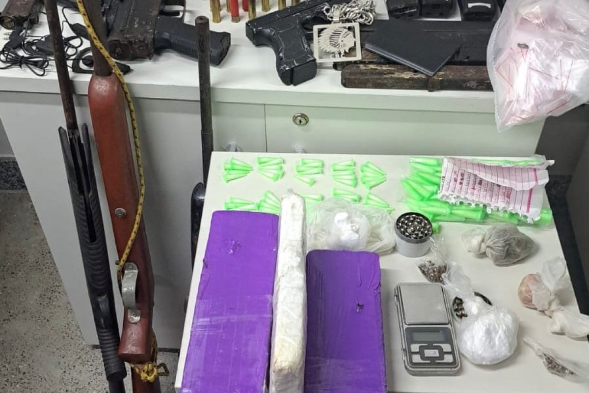 FICCO Ilhéus, PM e PC apreendem armas e drogas com integrantes de facção