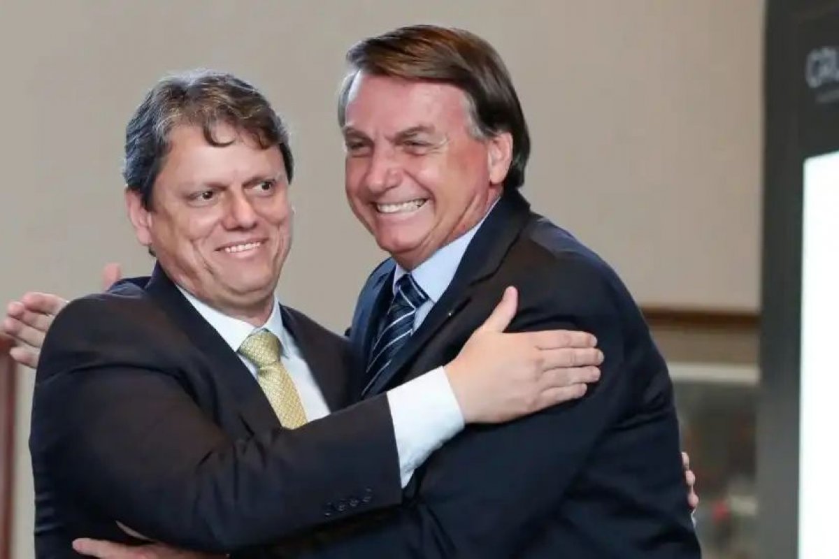 Tarcísio visita Bolsonaro em prisão domiciliar 