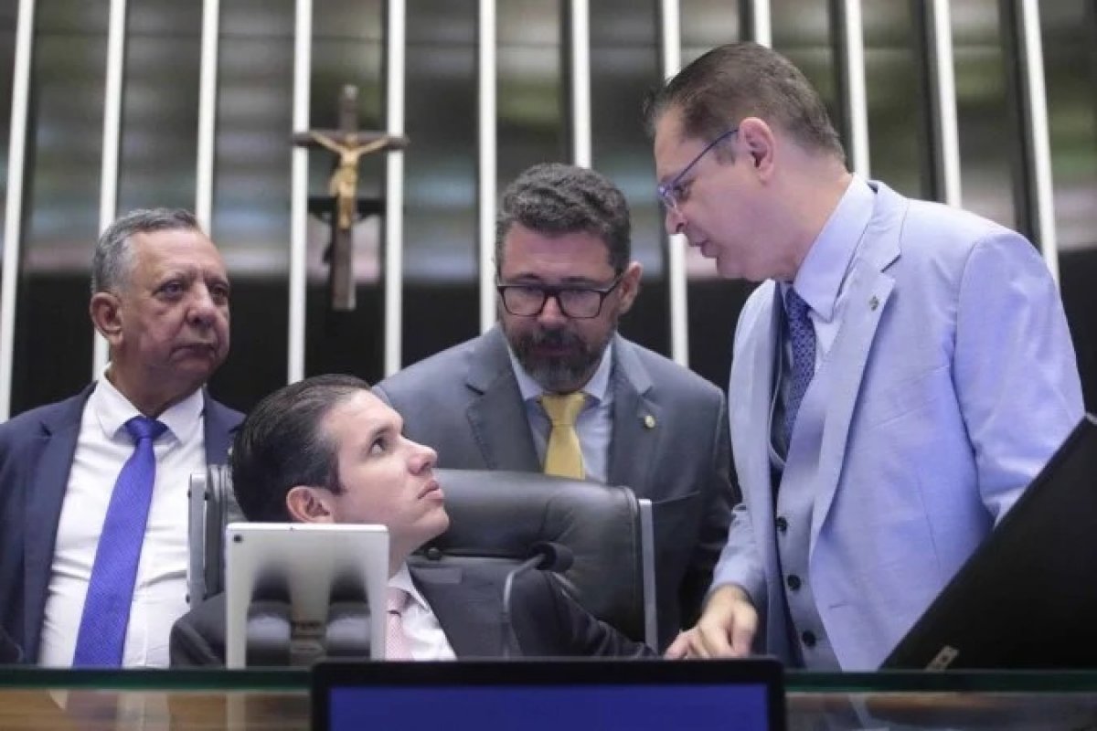 Vídeo: Líder do PL recua, admite que não houve acordo por anistia e pede perdão a Hugo Motta