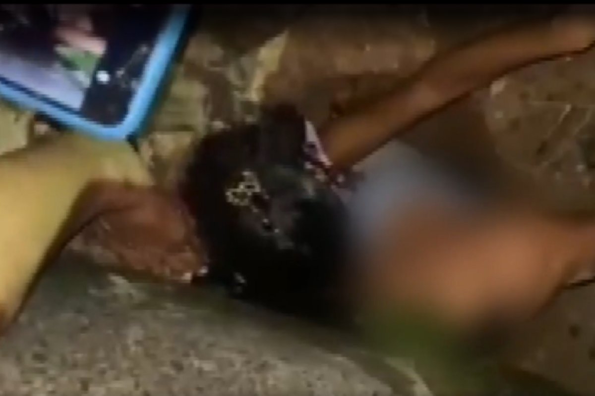 Vídeo: Menina entra em buraco para resgatar outra criança em Candeias