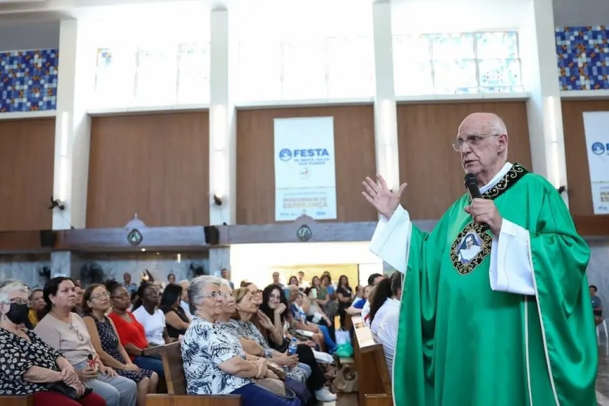 Vídeo: Padre Júlio Lancellotti critica uso de “Deus acima de tudo” durante missa em Salvador