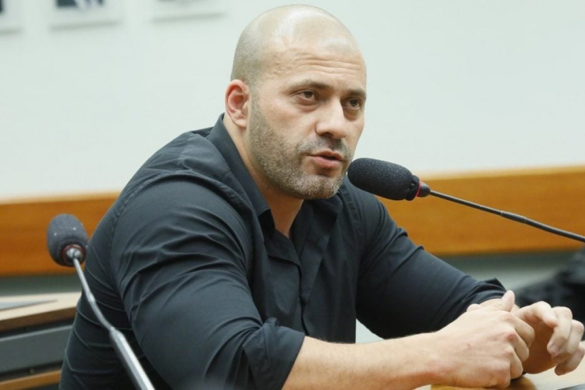 Daniel Silveira coloca tornozeleira após Moraes liberar saídas para fisioterapia