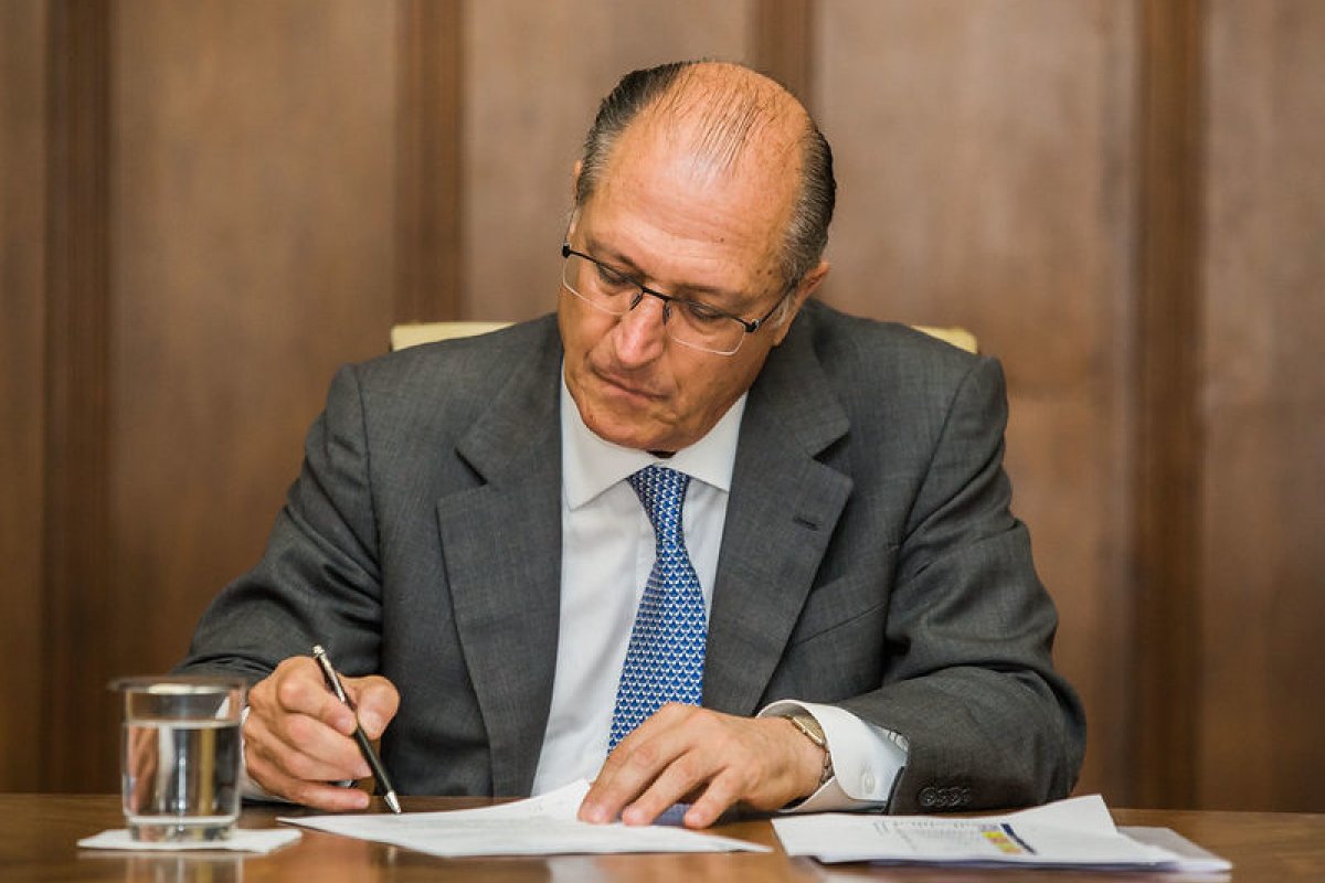 Alckmin afirma que Brasil está disposto a conversar com os EUA sobre big techs e minerais