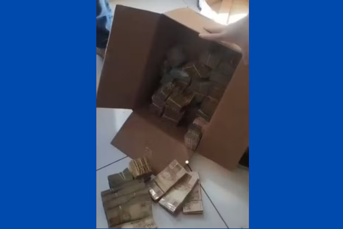 Vídeo: três investigados por tráfico e lavagem de dinheiro são presos com R$ 203 mil em espécie dentro de caixa de papelão na Bahia