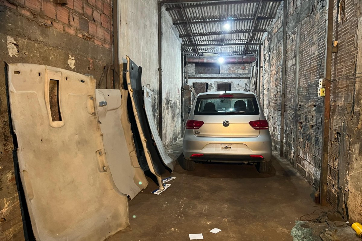 Ponto de desmanche é desativado pela polícia após carro roubado ser encontrado em Salvador