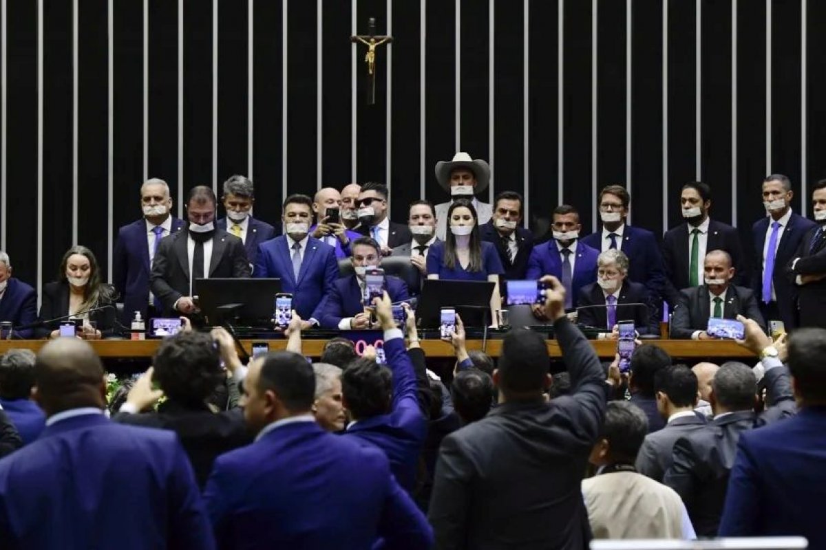 Suspensão dos mandatos de cinco deputados do PL que ocuparam a Câmara é protocolada por governistas
