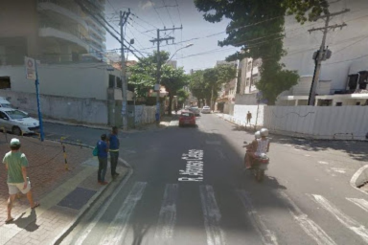 Acidente entre dois carros deixa motoristas feridos em Salvador