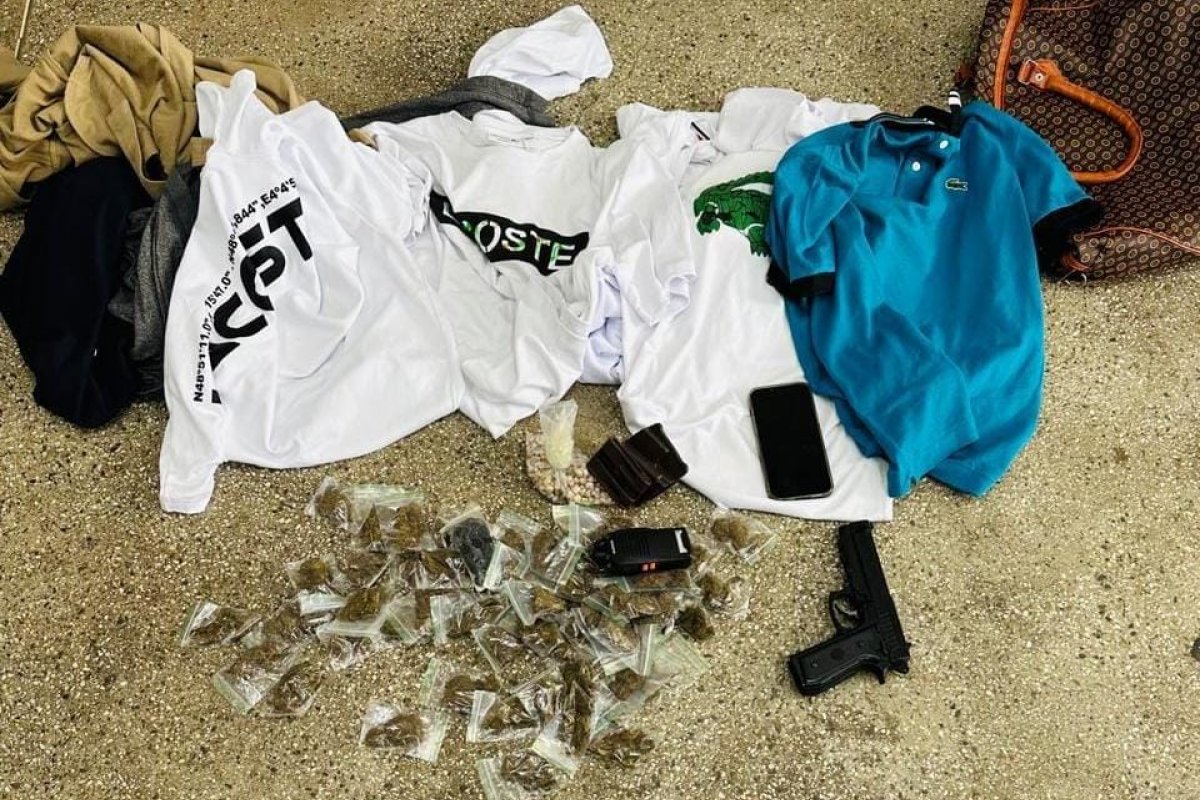PM apreende réplica de pistola e drogas com dupla suspeita de assaltos na Avenida ACM