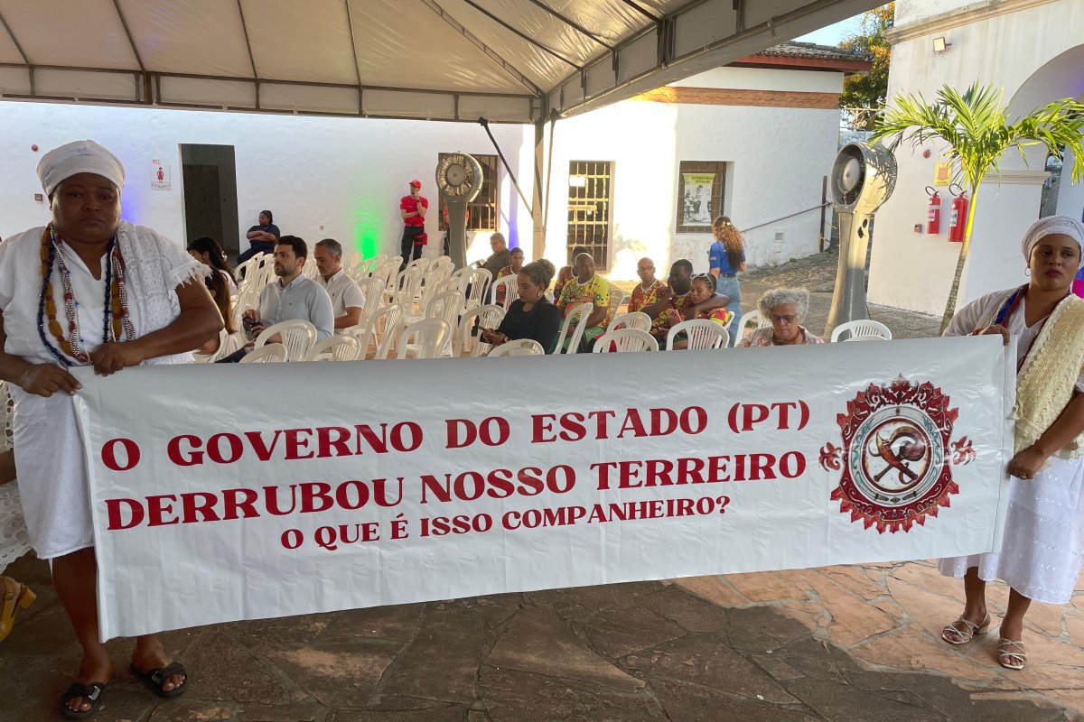 Filhos de santo de terreiro demolido protestam em evento com ministra Margareth: ‘Que inclusão é essa?’