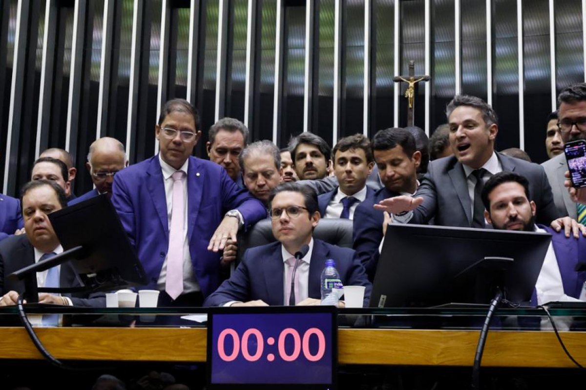 Motta adia decisão e manda para Corregedoria denúncias contra bolsonaristas amotinados