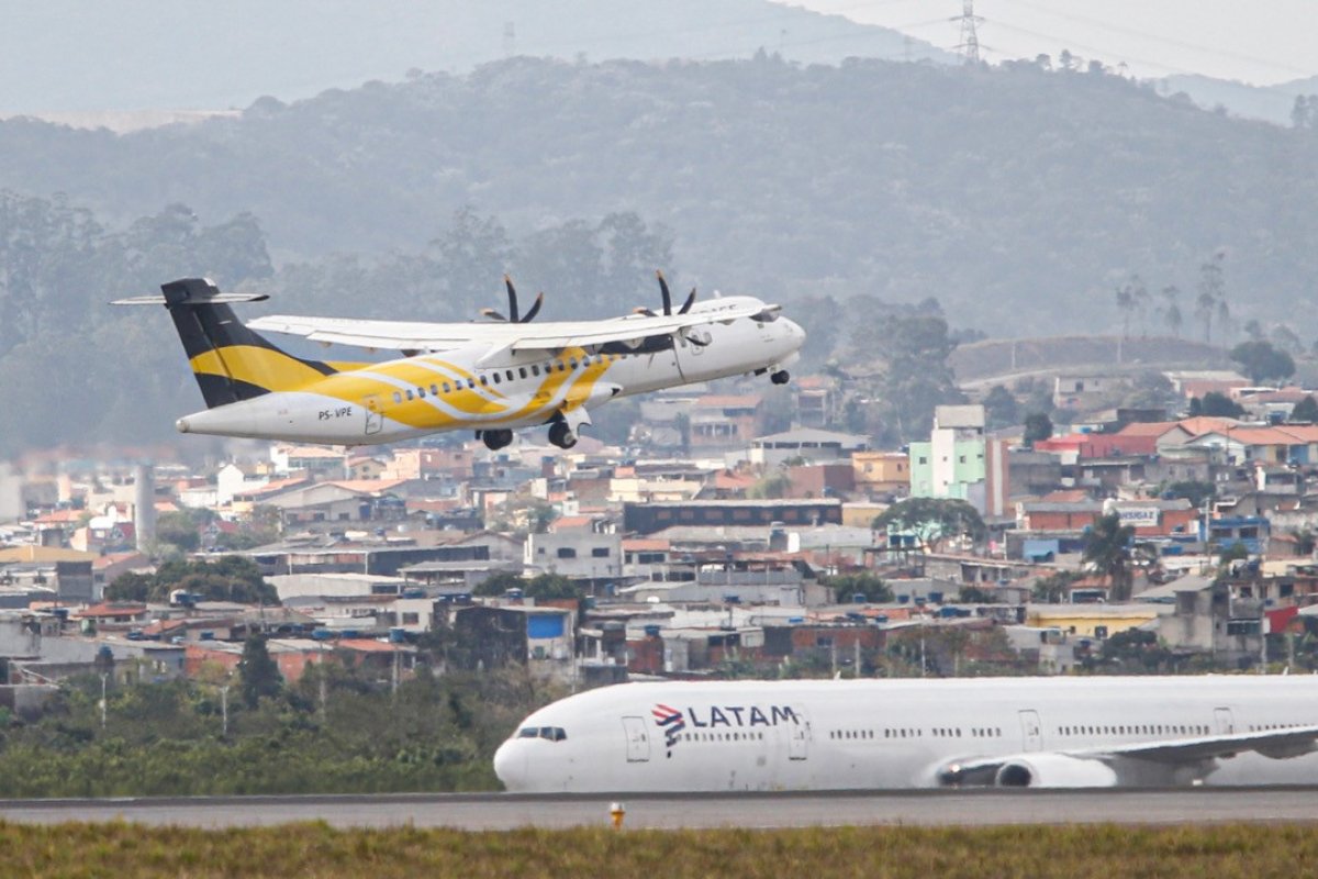 Aviões da Voepass estão parados sob vigilância em Ribeirão Preto