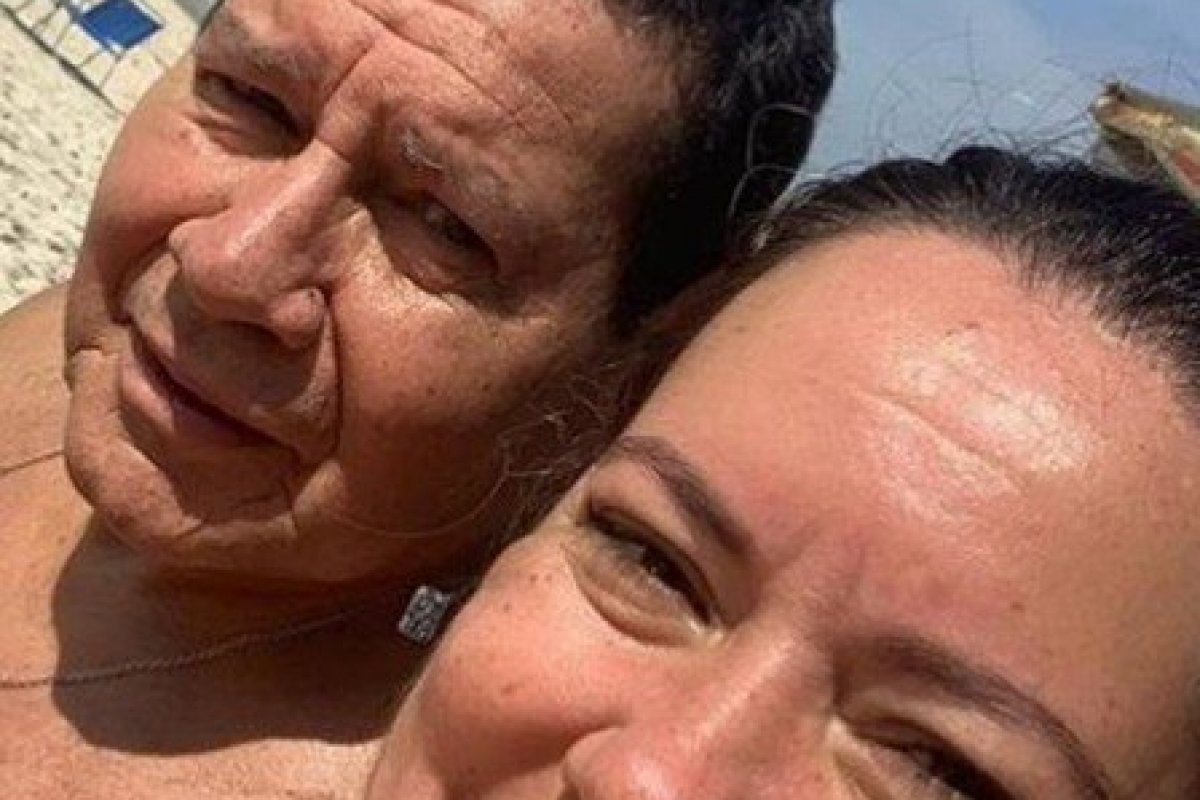 General Mourão curte praia carioca com a mulher Paula