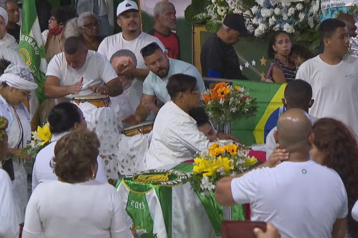 Após 16 horas de velório, corpo de Arlindo Cruz sai em cortejo