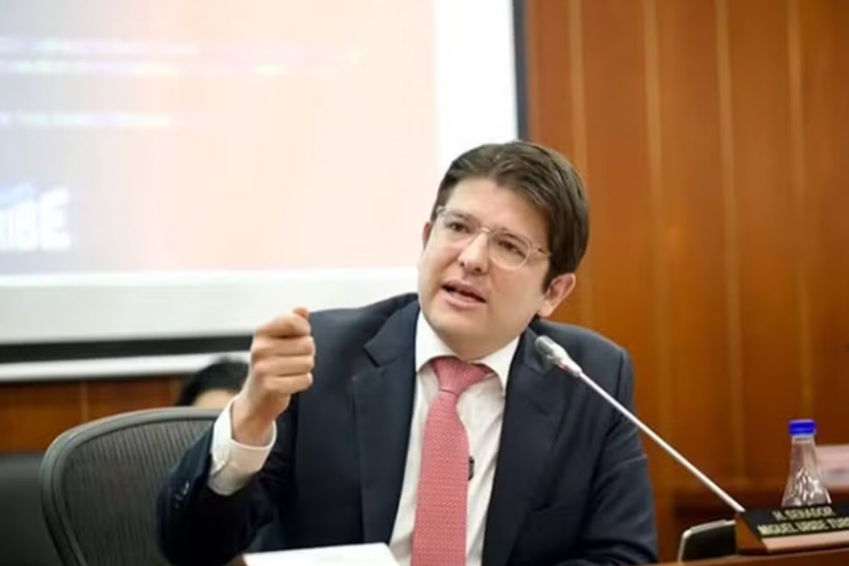 Morre Miguel Uribe, pré-candidato à Presidência baleado em comício na Colômbia