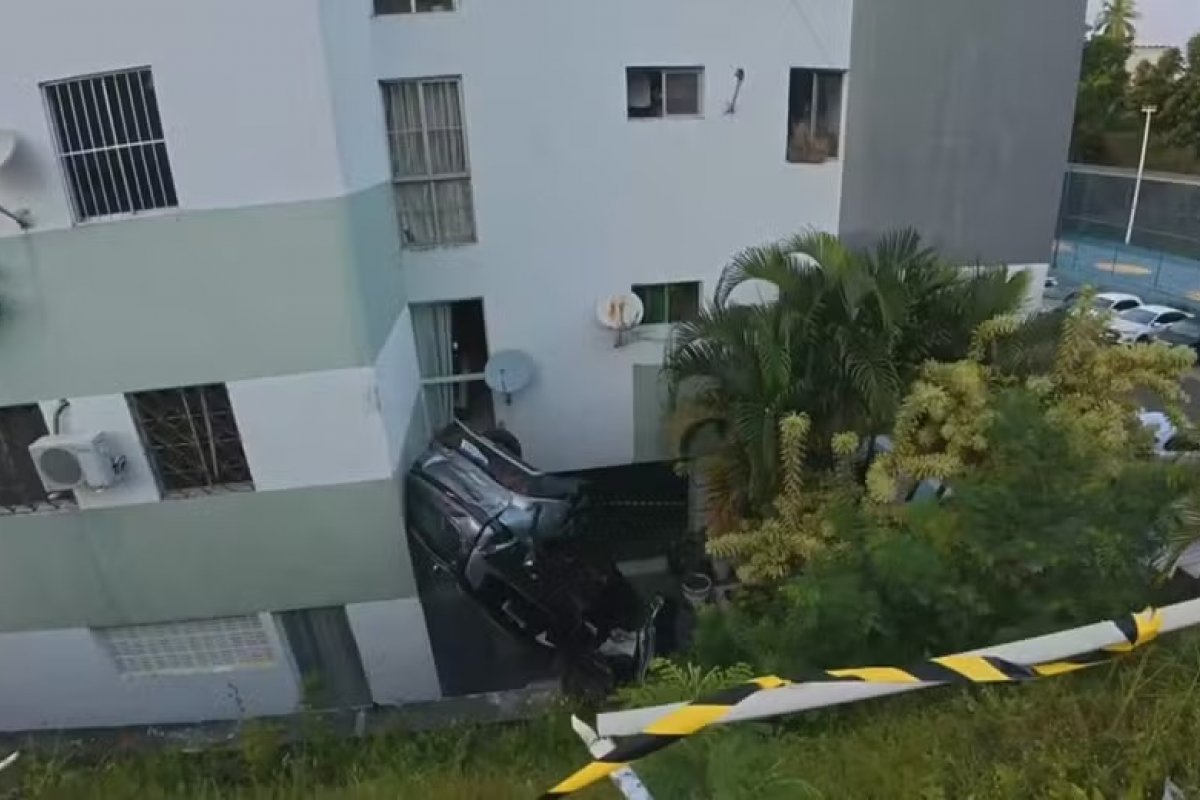 Carro cai de ribanceira, capota, entra em condomínio e atinge prédio em Salvador