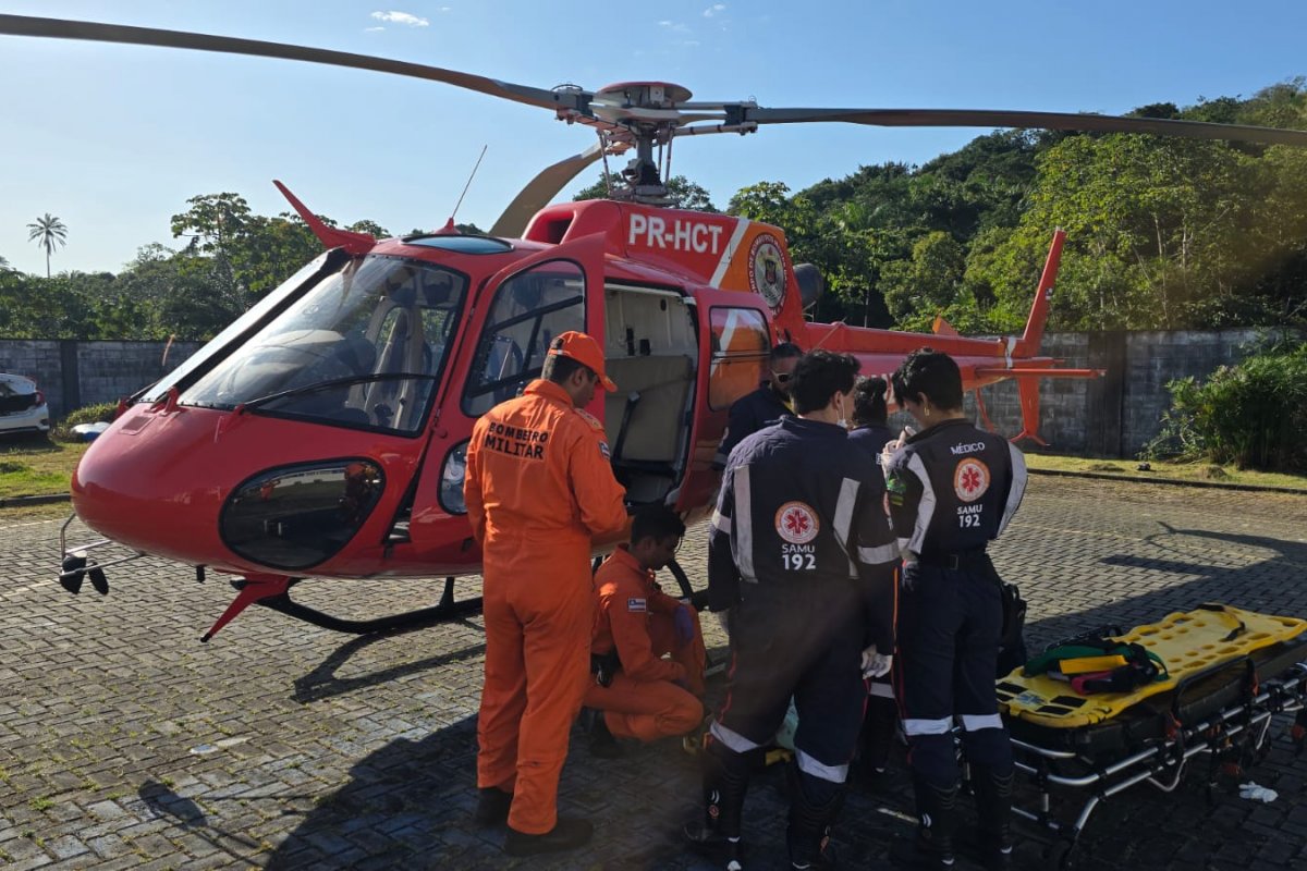 Bombeiros realizam transporte aeromédico de idosa que fraturou o fêmur na Ilha de Itaparica