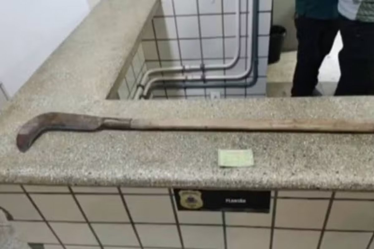 Homem é preso em flagrante suspeito de matar parente com golpes de foice em Itamaraju