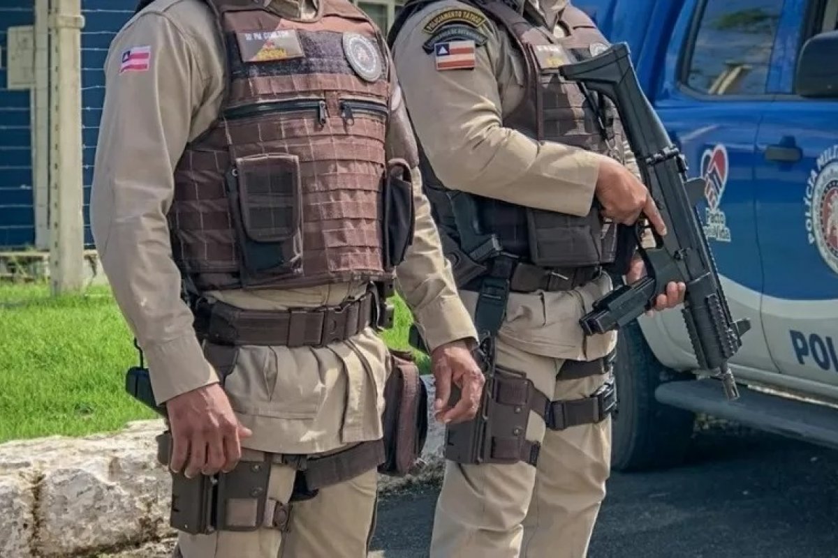 Criminoso que trocou tiros com a polícia é preso após se esconder em córrego