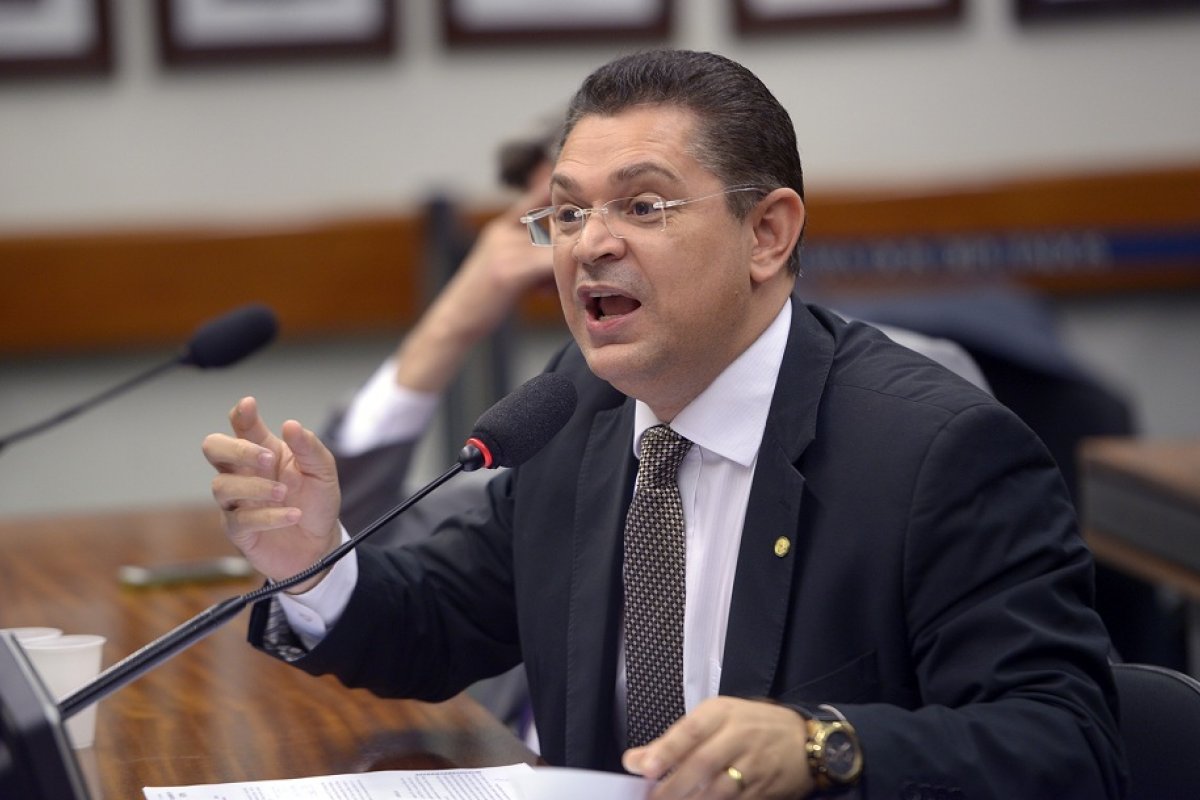 Líder do PL afirma ter acordo para pautar PEC do fim do foro nesta semana 
