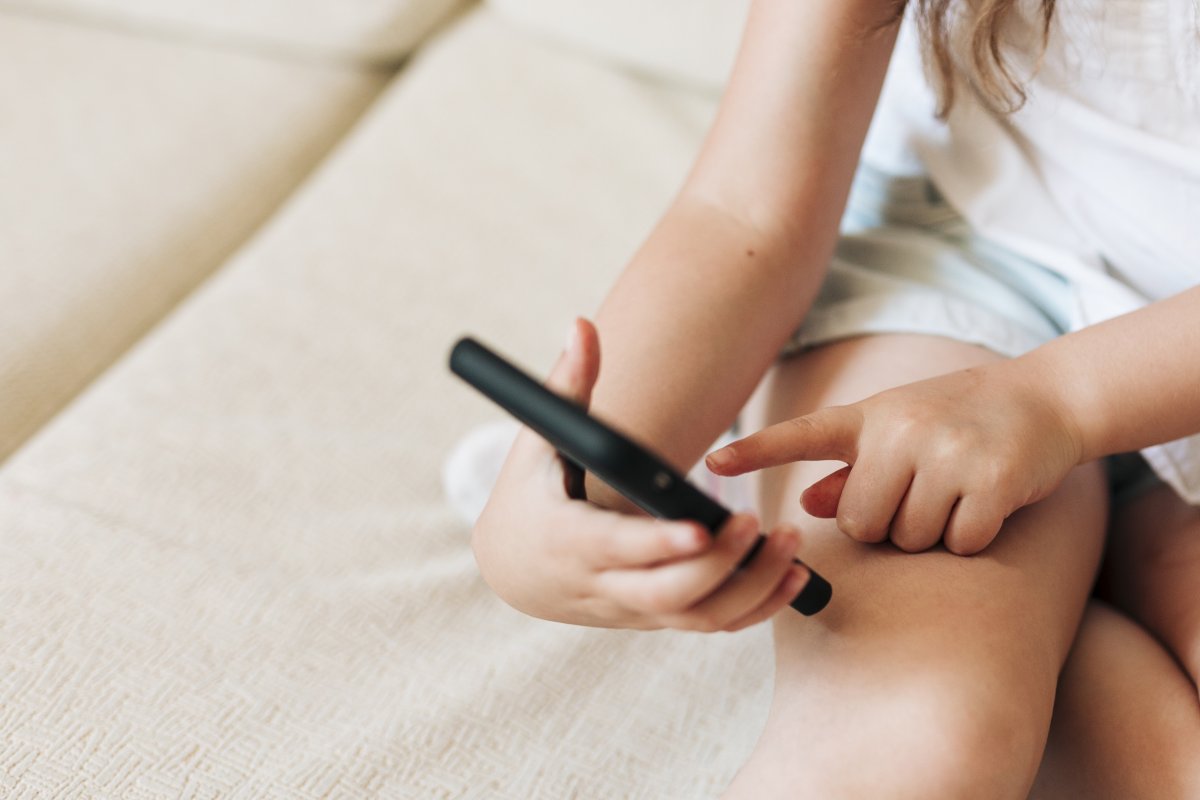 'Adultização': relatório de projeto retira termo 'dever de cuidado' e incluiu proibição de pornografia e bets