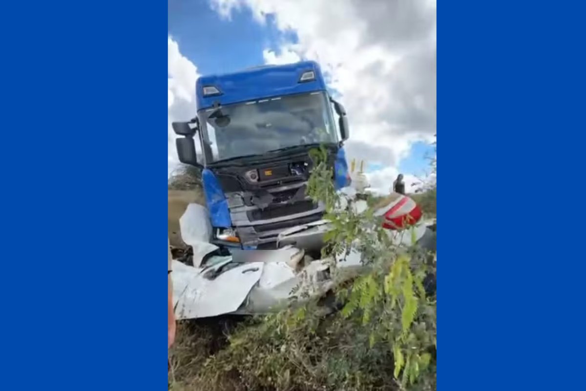 Motorista morre após carro bater de frente com carreta em rodovia na Bahia