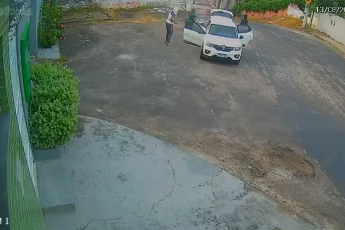 Vídeo: homem é retirado de porta-malas de carro e executado em Salvador