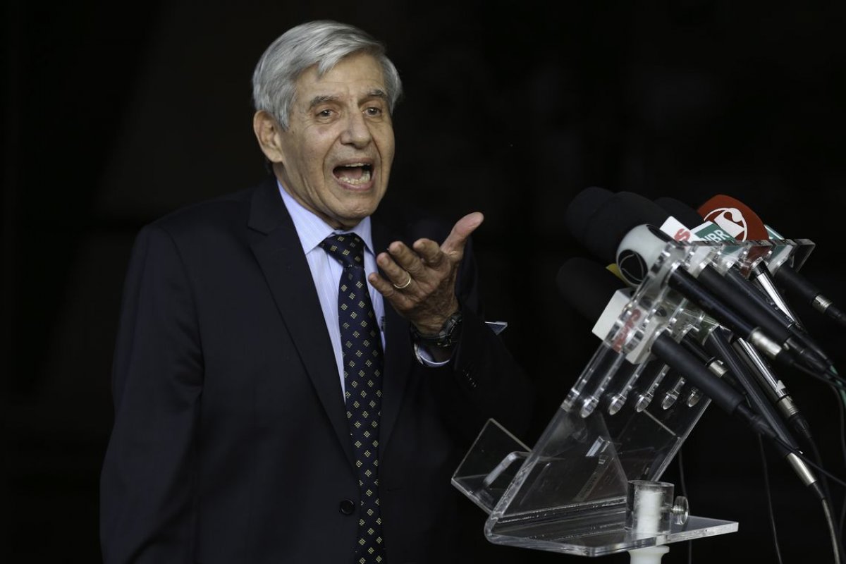 “Se desejam o parlamentarismo, mudem a Constituição", dispara Heleno