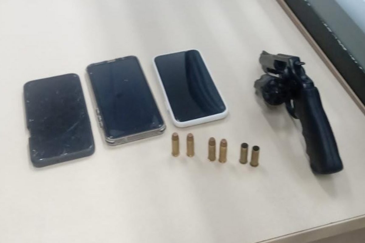 Suspeito é baleado e preso após tiroteio com a PM no bairro de Pernambués, em Salvador; armas e motos roubadas foram apreendidas