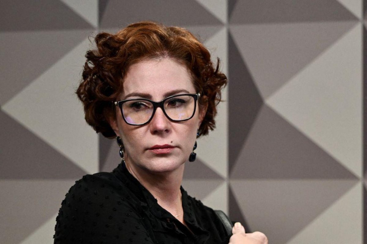 Carla Zambelli passa mal durante audiência de extradição da Itália e é atendida por médica