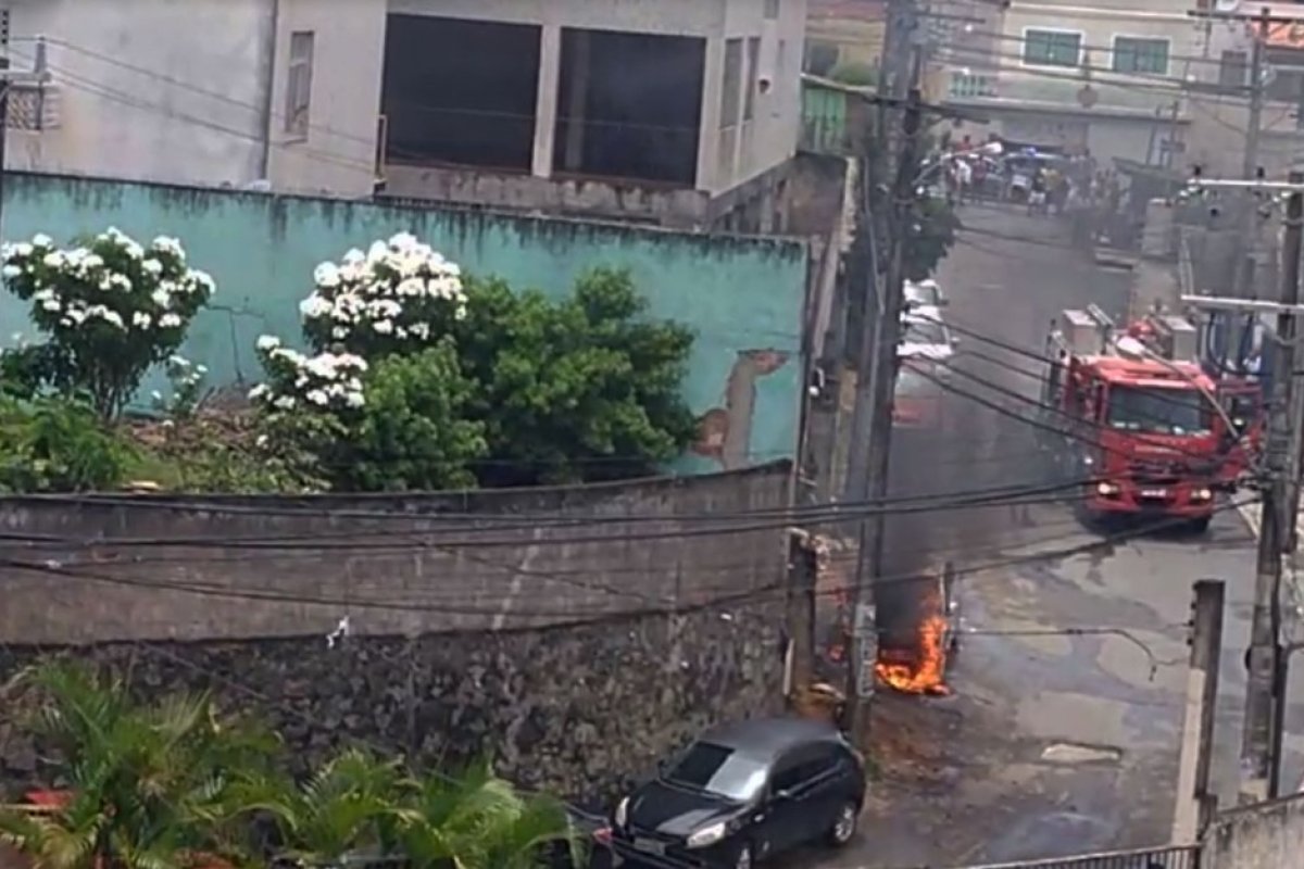 Carro pega fogo no bairro de Brotas, em Salvador
