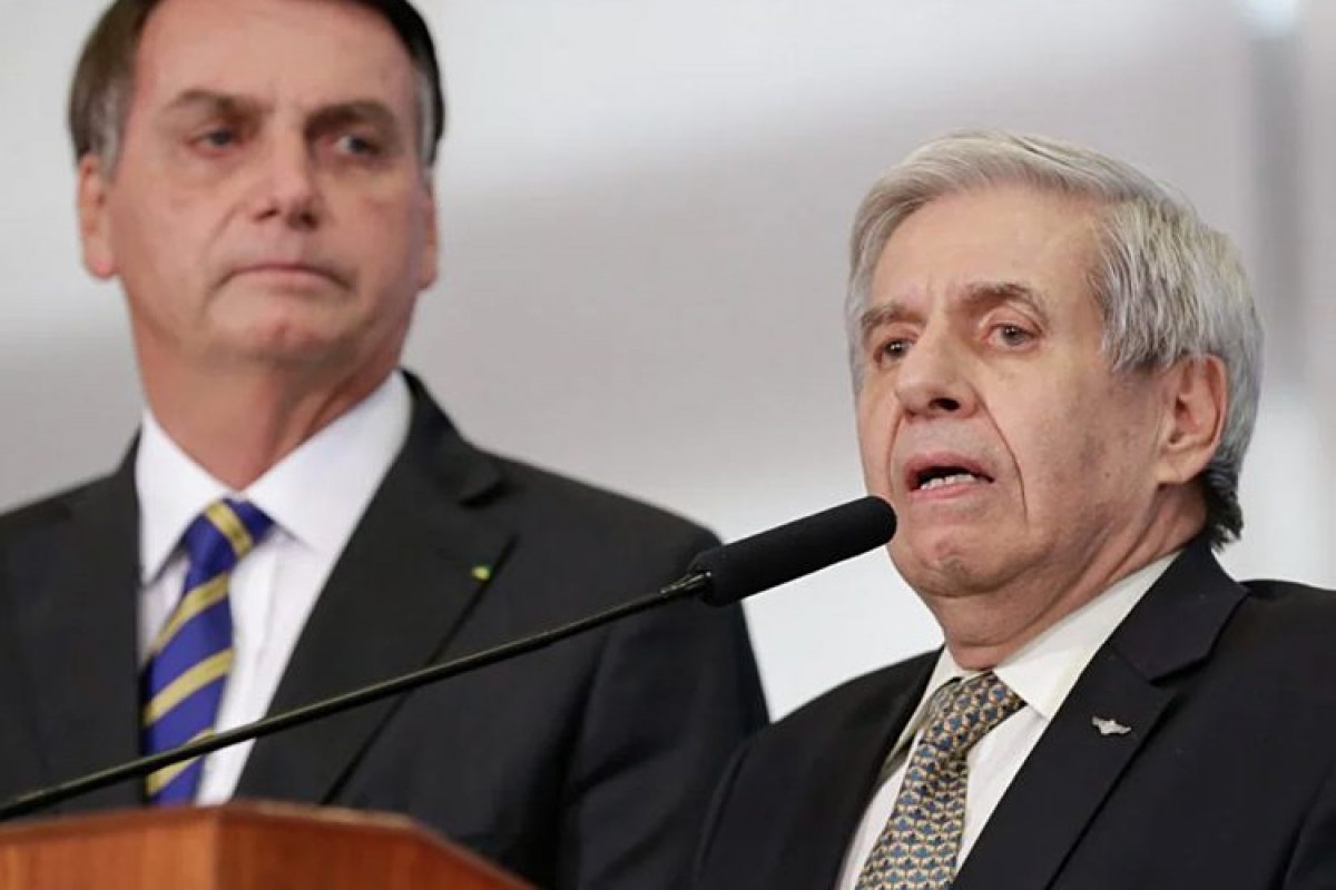 Anotações mostram que general Heleno defendia vacinação de Bolsonaro contra a Covid-19