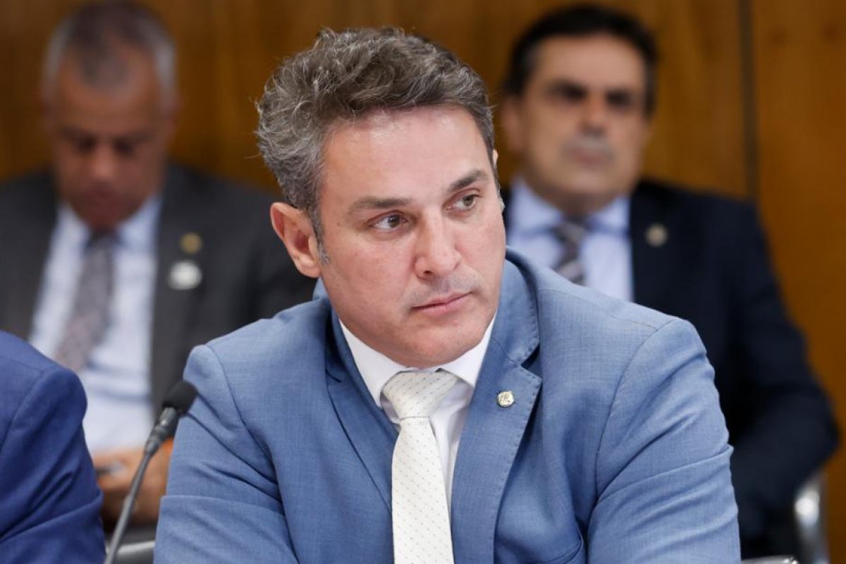 Líder da oposição na Câmara critica medidas de Lula contra tarifaço de Trump: "Incapaz de resolver o problema real"