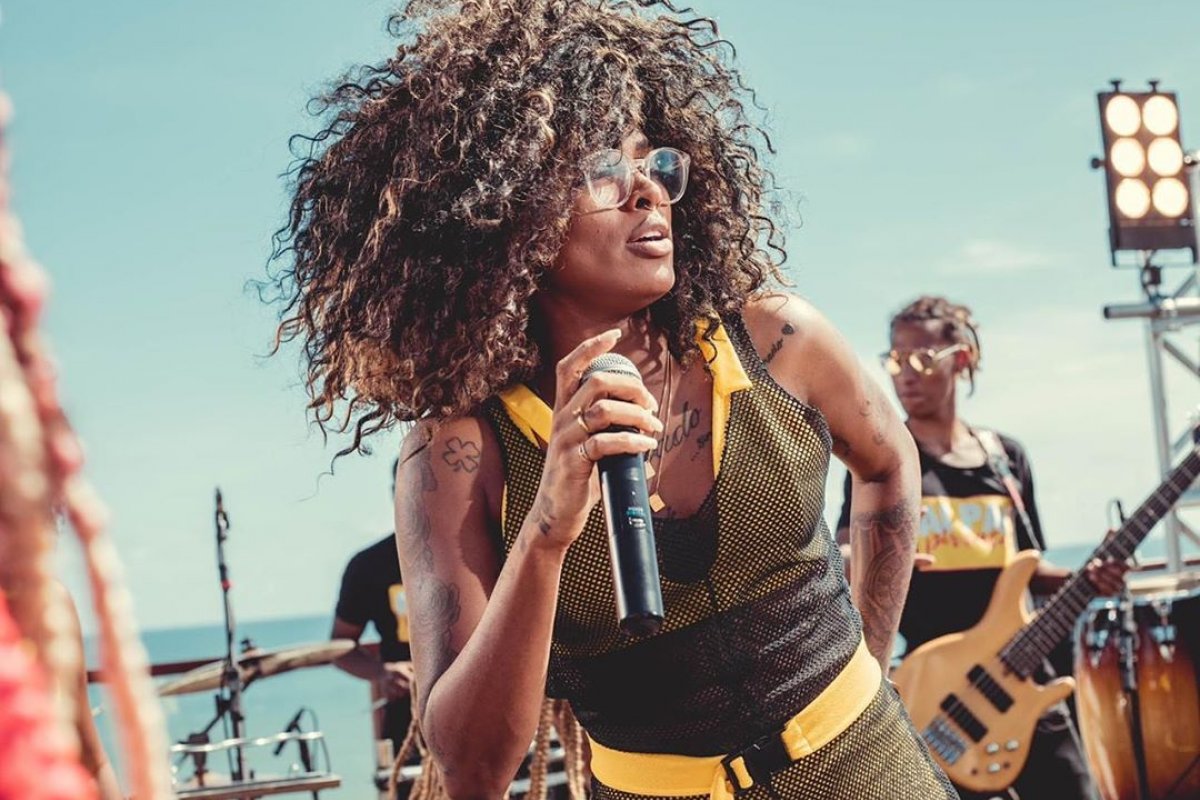 Dama do Pagode desfila com trio sem cordas no Carnaval de Salvador