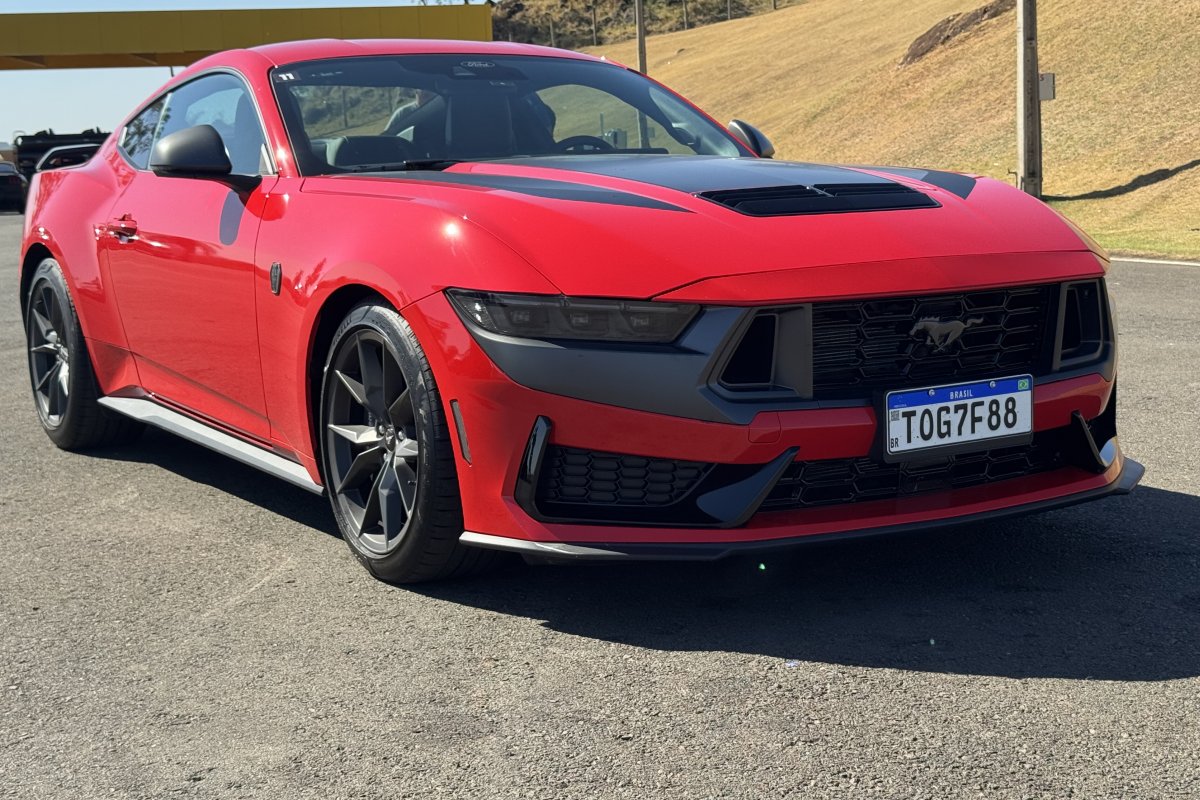 Ford lança Mustang Dark Horse com acerto de pista e V8 de 507