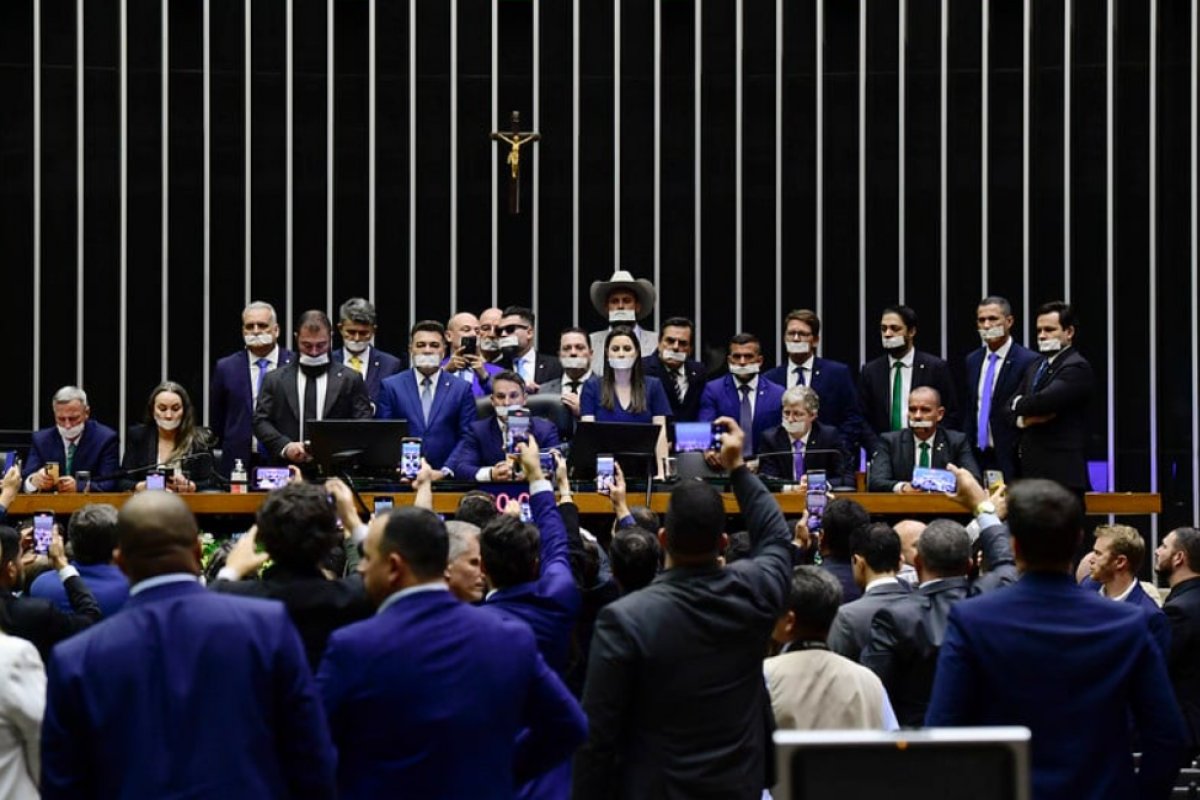 Deputados investigados por motim na Câmara têm poucas propostas e atuam mais em discussões 