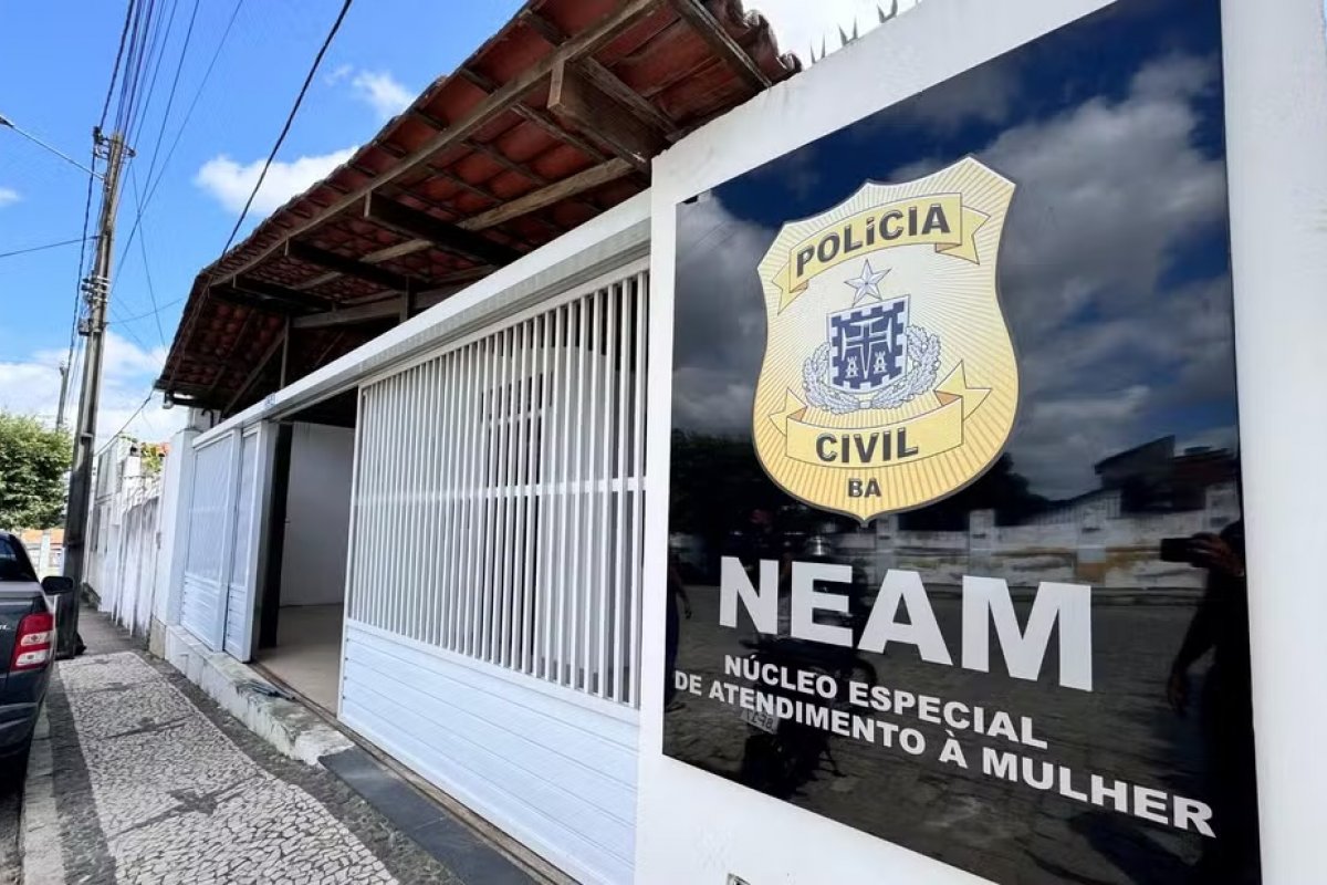 Homem é preso após queimar companheira com babyliss na Bahia; filha de 9 anos presenciou o crime