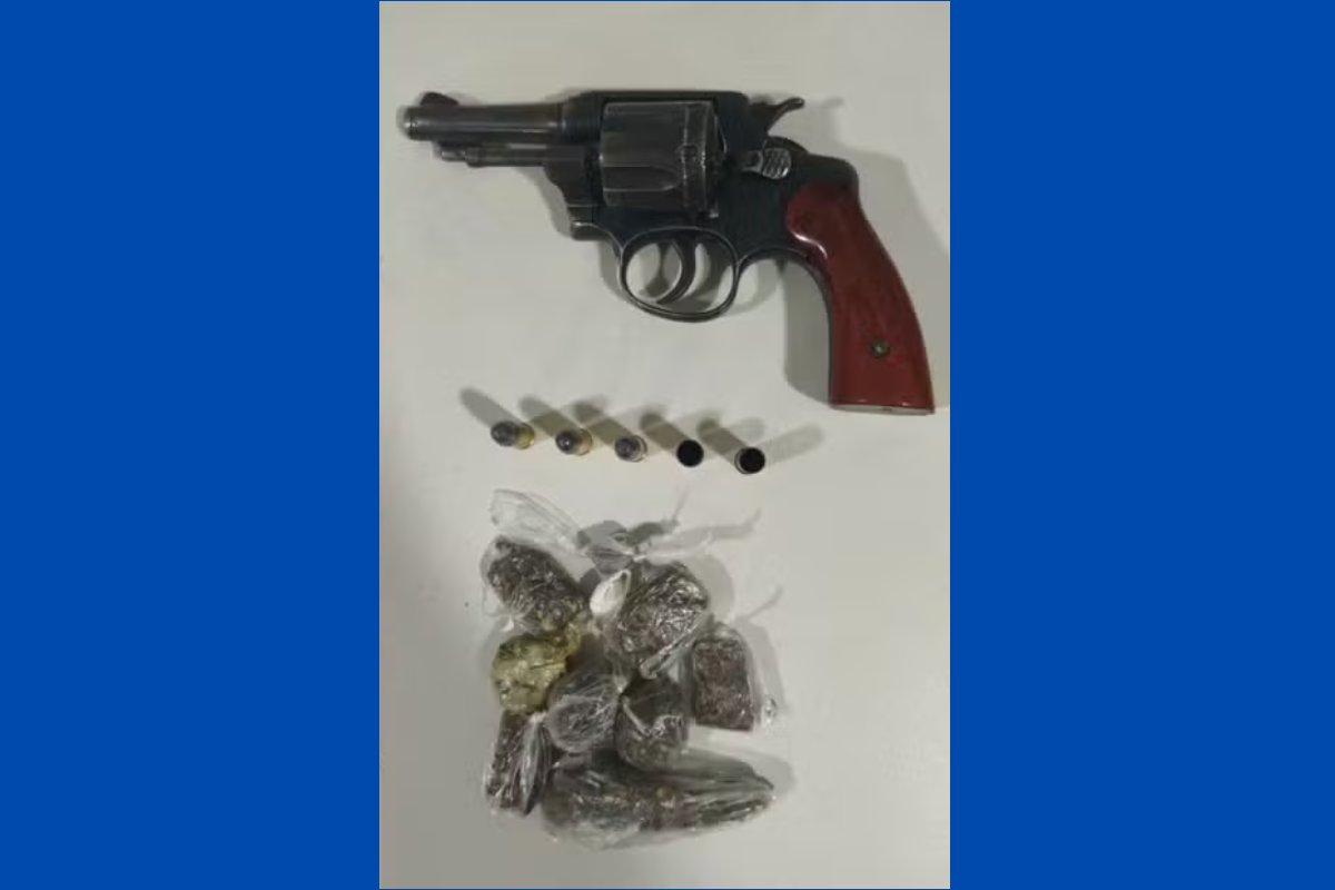 Suspeito de tráfico de drogas invade escola e morre após troca de tiros com policiais militares no oeste baiano