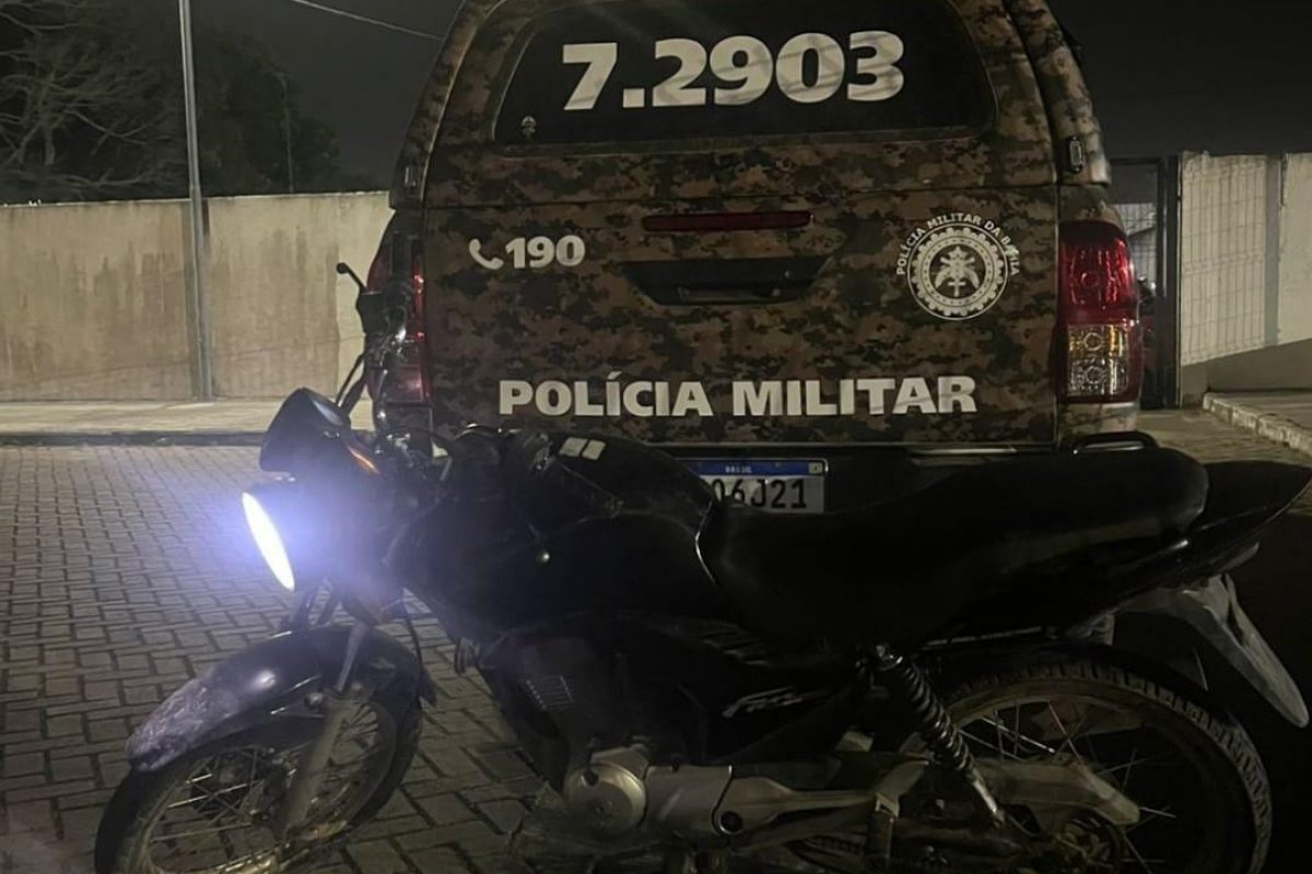 Homens são presos com drogas e moto roubada em Feira de Santana