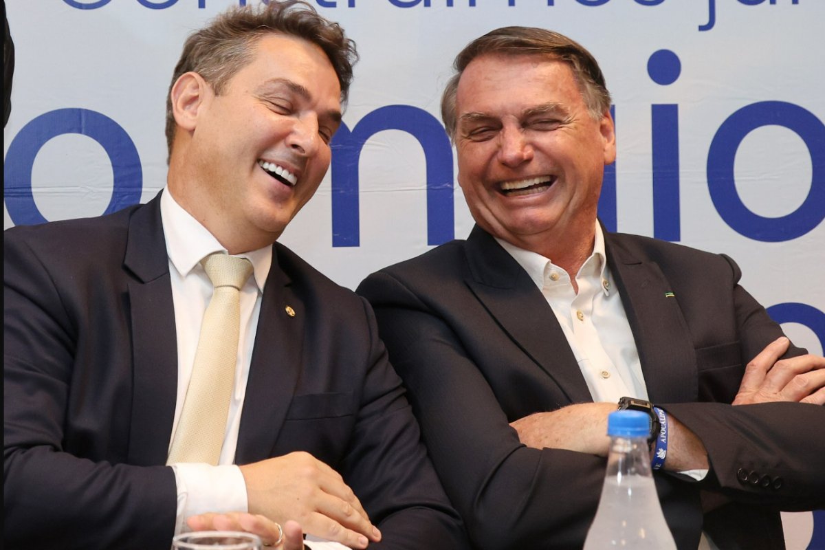 Zucco discute assuntos políticos com Jair Bolsonaro durante visita em prisão domiciliar