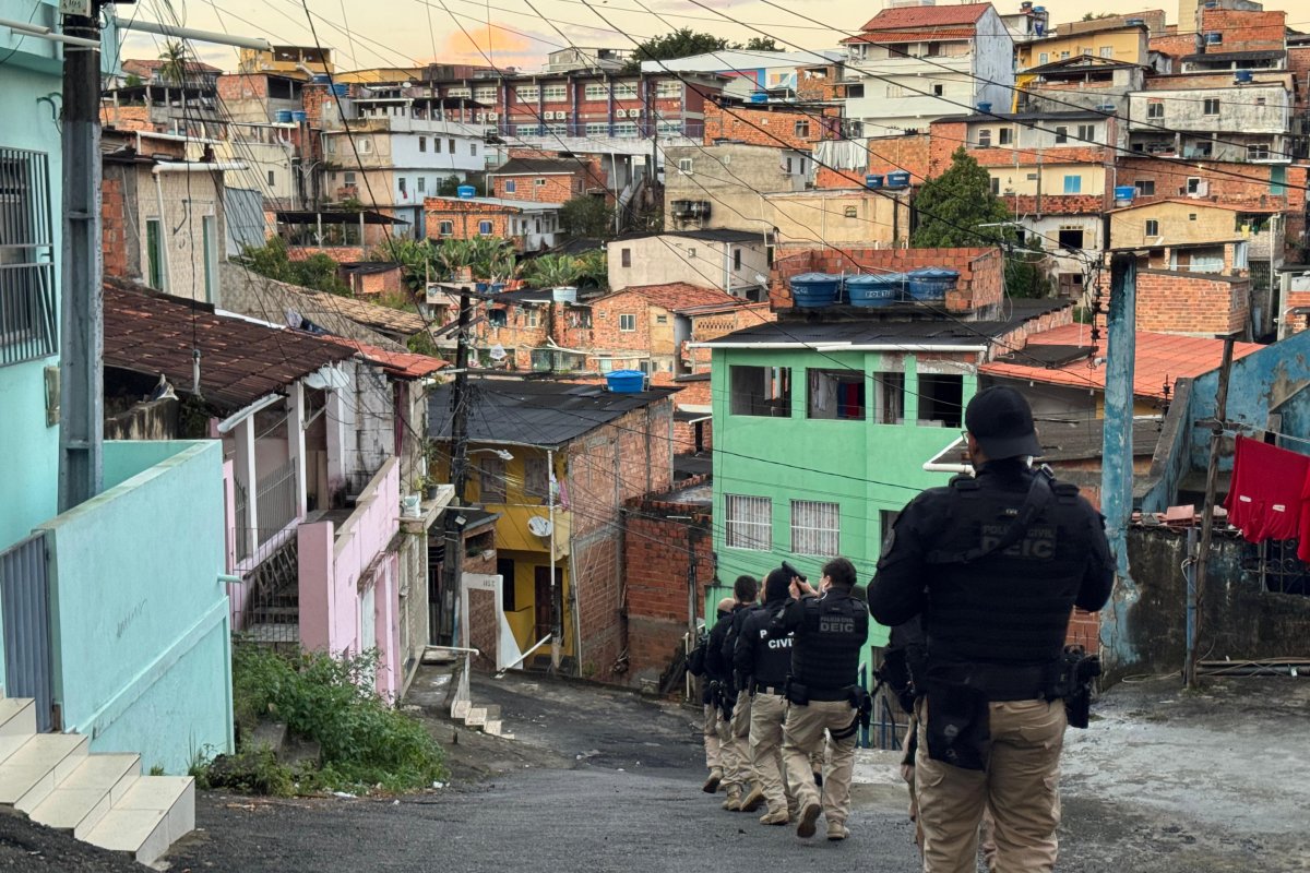 Seis pessoas são presas e uma morre em operação contra suspeitos de ataque a tiros que feriu delegado em Salvador
