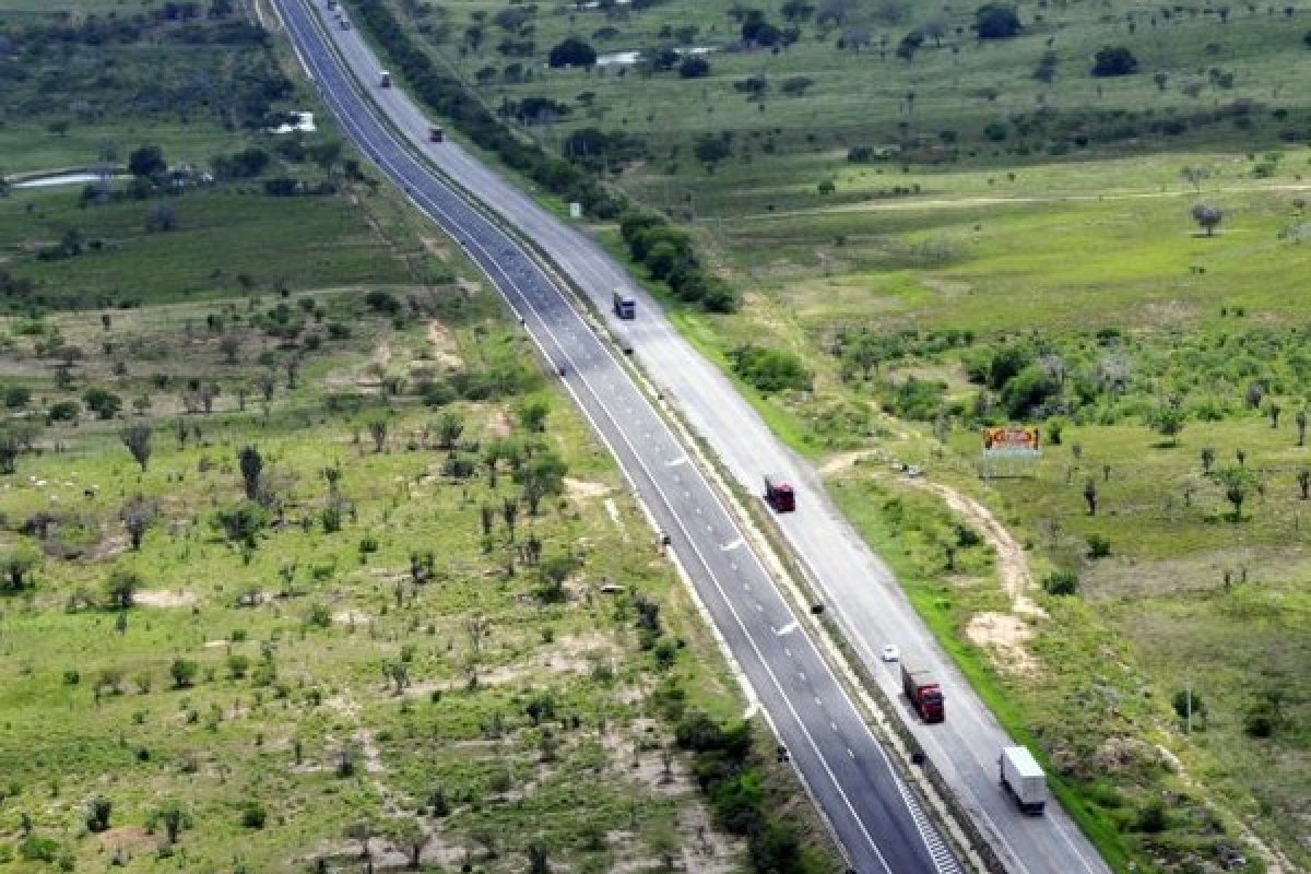 DNIT realiza obras de recuperação em pontos críticos da BR-116; trecho opera em sistema "pare e siga"