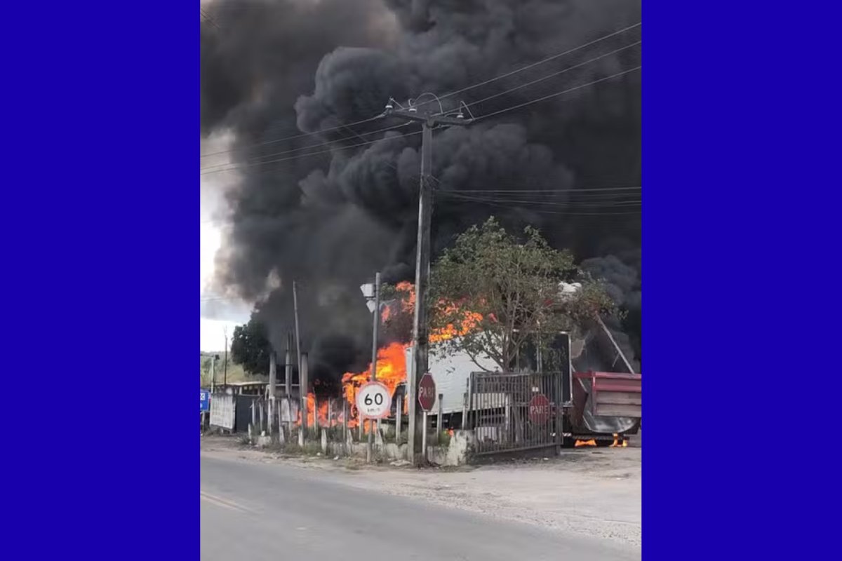 Motorista, ajudante e pedestre morrem eletrocutados após caçamba de caminhão atingir fio de alta tensão na BA; rodovia é fechada