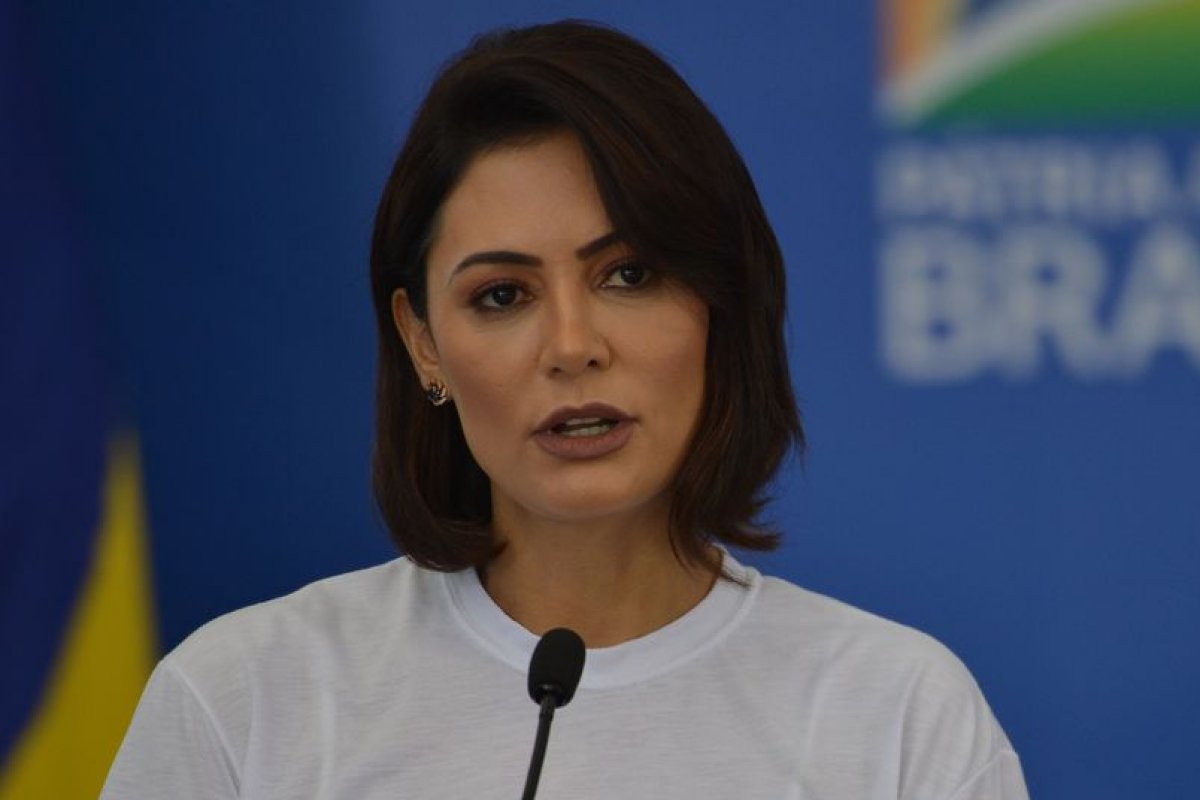 Michelle Bolsonaro reprova churrasco anunciado por deputado em visita a ex-presidente
