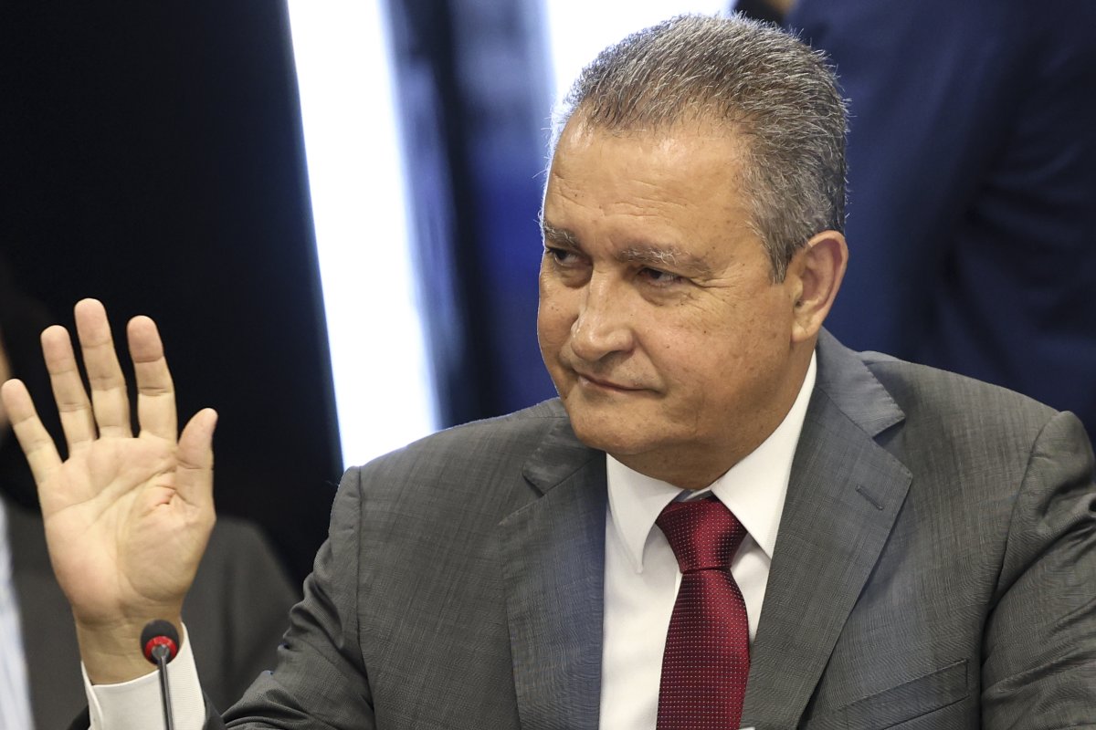 Rui Costa desconversa sobre futuro político de Angelo Coronel: 'Ano de eleição é 2026'
