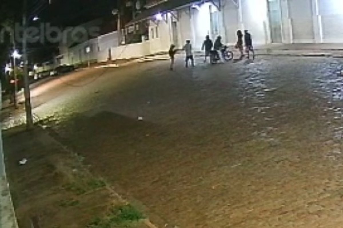 Vídeo: Jovem é agredido por sete homens e afirma ter escutado ‘Aqui não é lugar de veado’